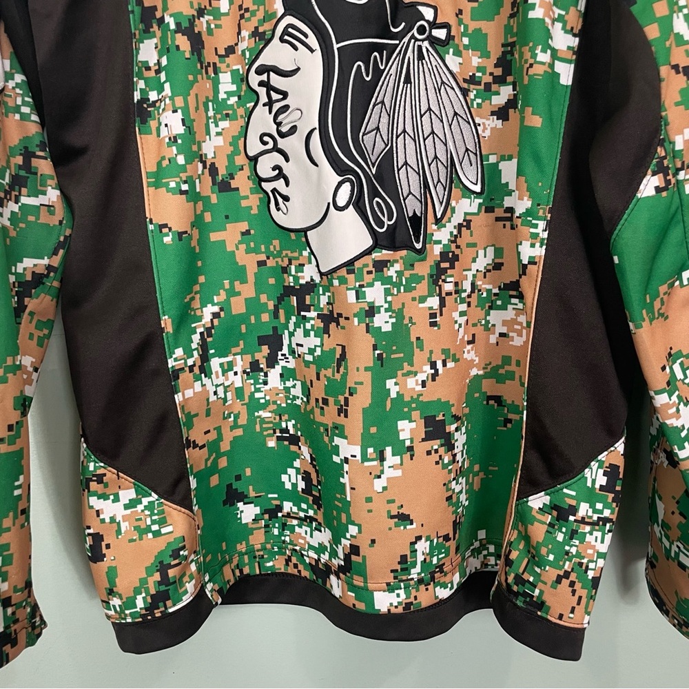 VTG CCM Reebok Chicago Blackhawks Brandon Saad Jersey Camo Veterans Sz 48 NHL - Picture 3 of 14